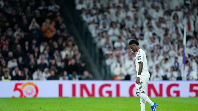 Vinicius Junior dưới sức ép ở Real Madrid: Khán đài chia rẽ, thượng tầng ủng hộ nhưng không nuông chiều 5 CĐV la ó Vinicius khi anh rời sân.